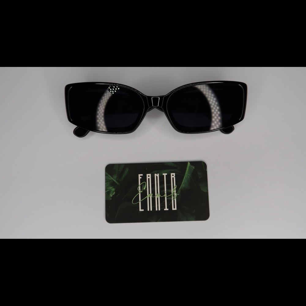 **NEVER WORN** luxury vintage black y2k era women sunglasses